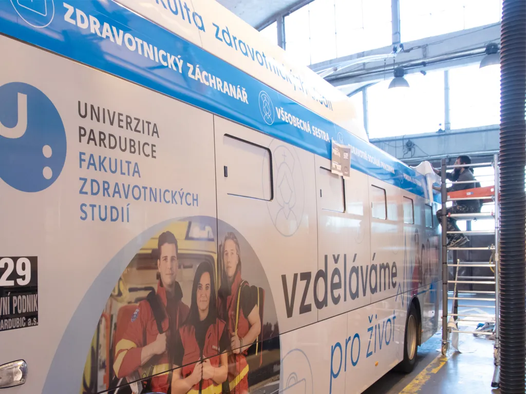 polep-autobusu-univerzita-3
