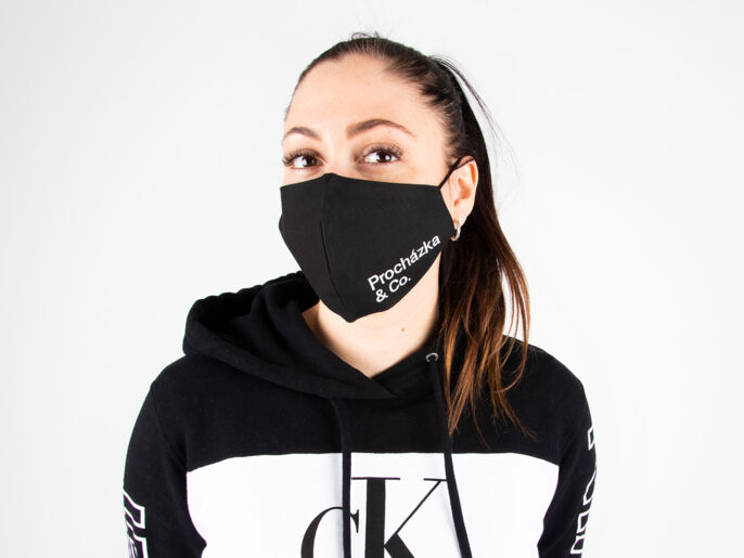 rouska-s-vysivkou-prochazka