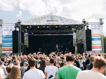 majales-stage-branding