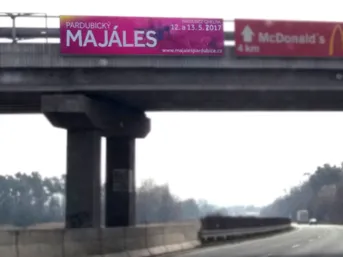 majales-2017-reklama-na-mostech