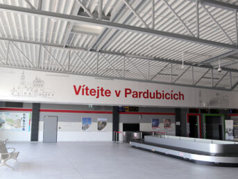 samolepici-fototapeta-letiste-pardubice-3