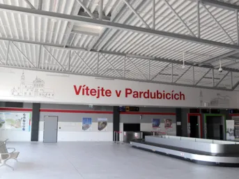 samolepici-fototapeta-letiste-pardubice-3